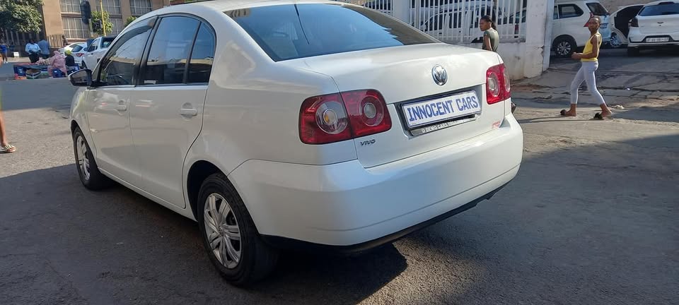 2015 POLO VIVO CONCEPTLINE 1.4 AUTOMATIC, WHITE COLOUR, 87000KM
