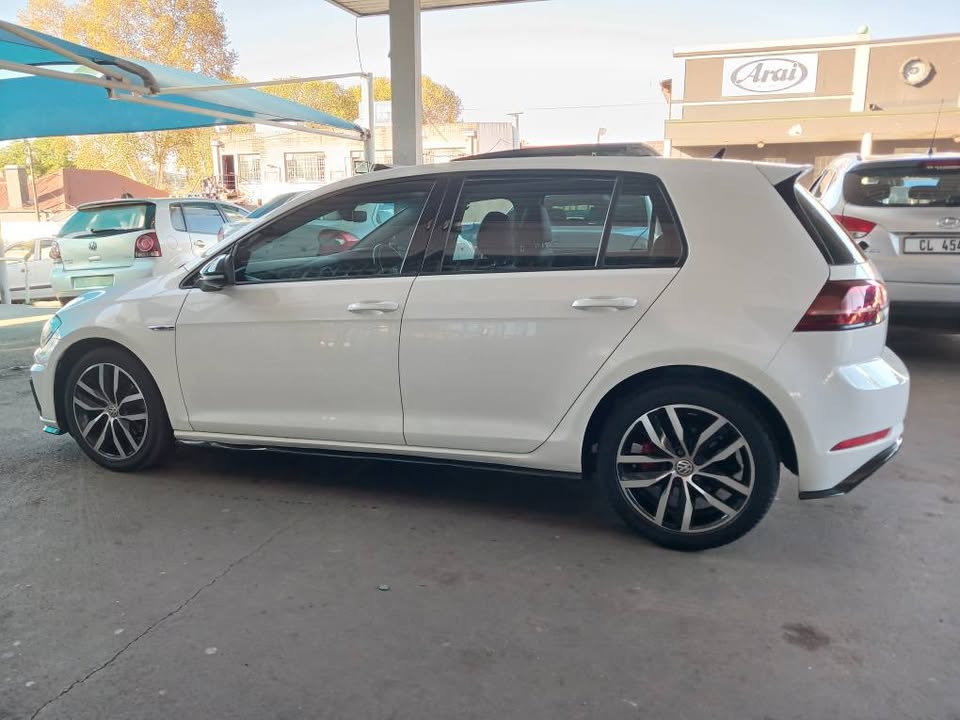 2019 VOLKSWAGEN GOLF 7 1.4 R-LINE Transmission: Automatic Mileage: Fueltype: Petrol White