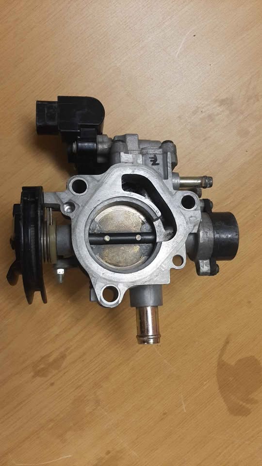 TOYOTA RUNX THROTTLE BODY. SECOND HAND. STILL IN GOOD CONDITION.