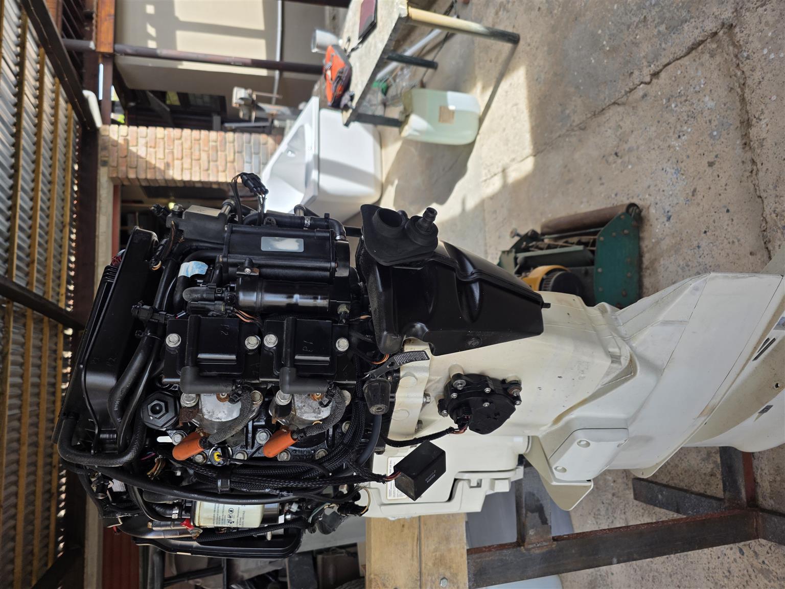 Evinrude etec 130hp x4 breaking up for spares 3 running condition