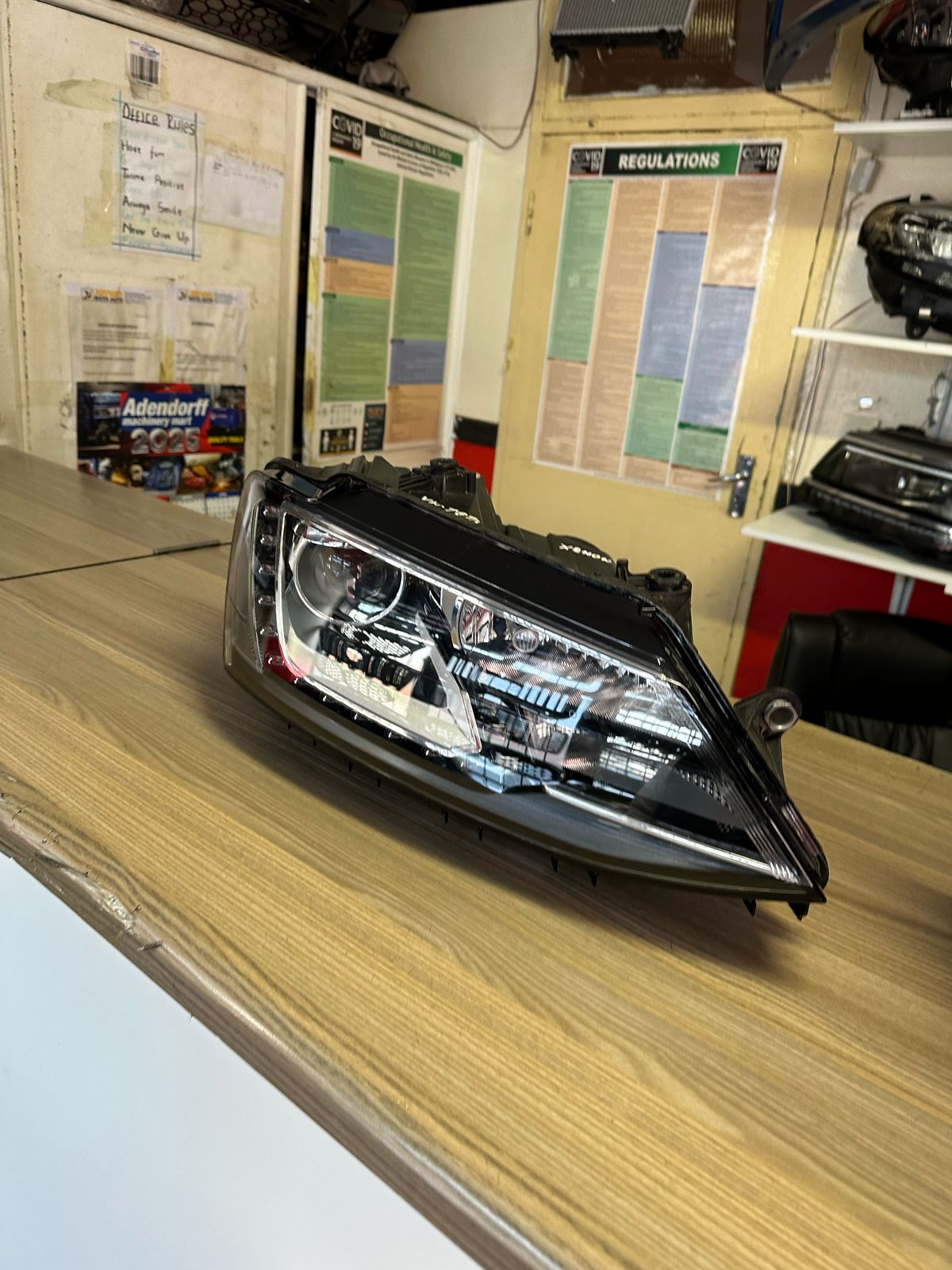 2016 VW JETTA 6/7  RIGHT XENON HEADLIGHTIN BEAUTIFUL CONDITION