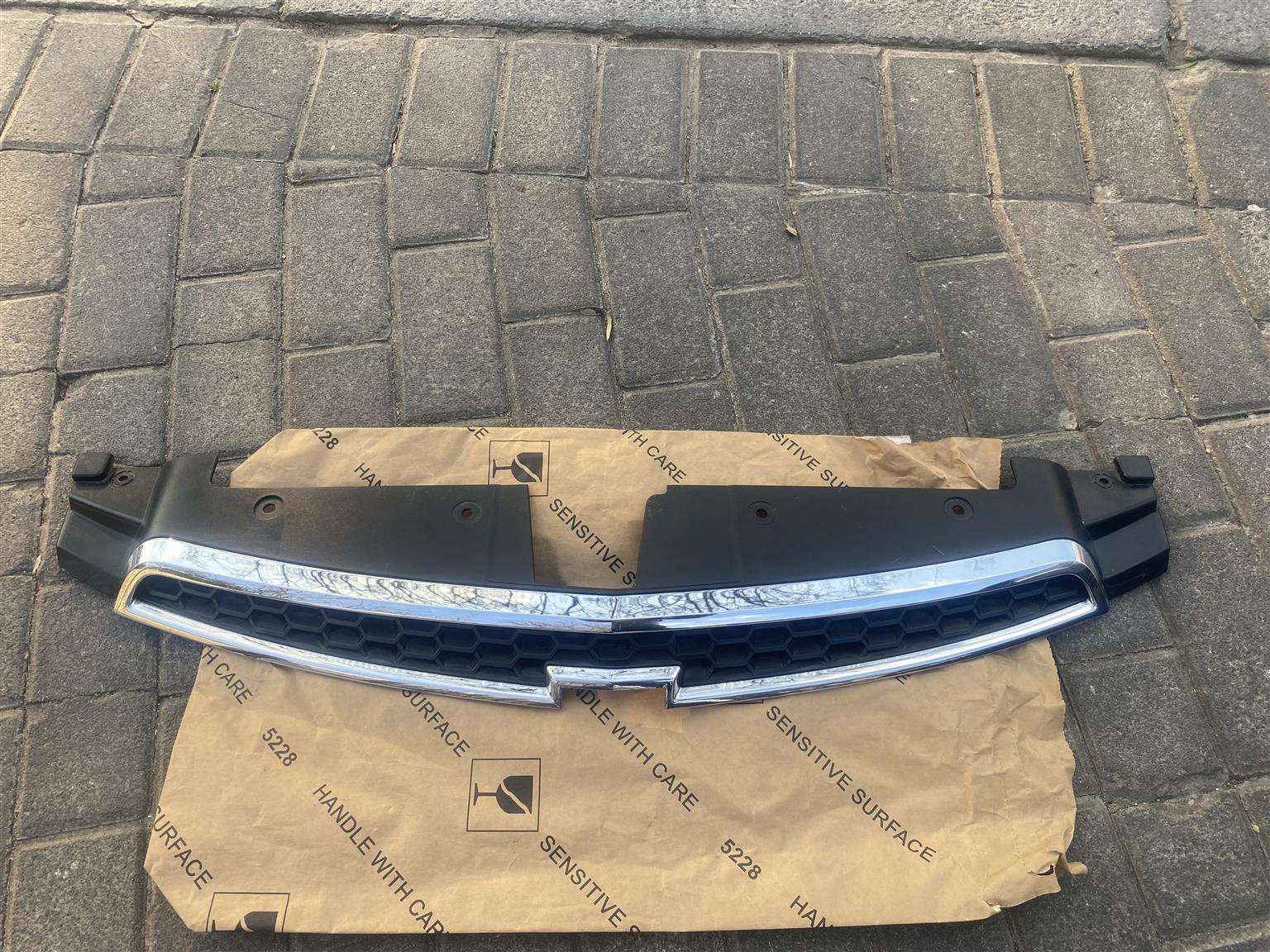 2013 CHEVROLET CRUZE UPPER RADIATOR GRILLE FOR SALE. IN PRISTINE CONDITION - Private Seller