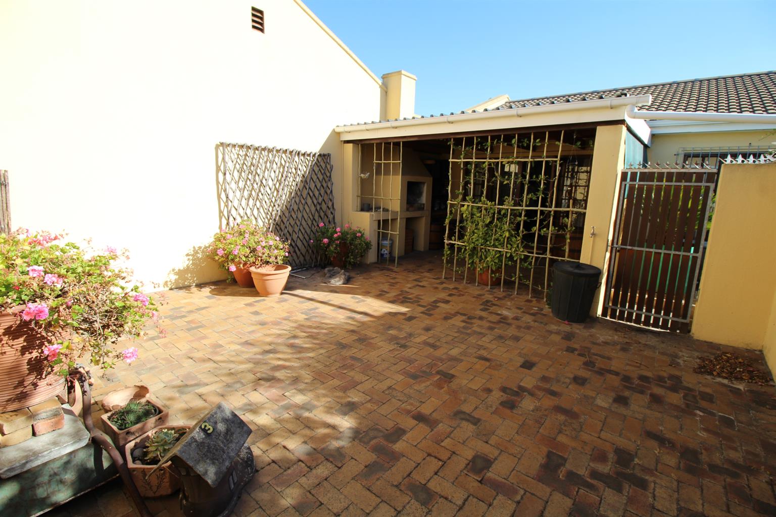 2 Bedroom townhouse to rent in Brackenfell Junk Mail