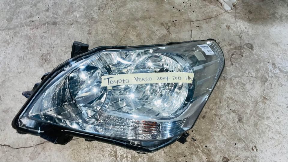 Toyota Verso headlight 2009/12 - Private Seller