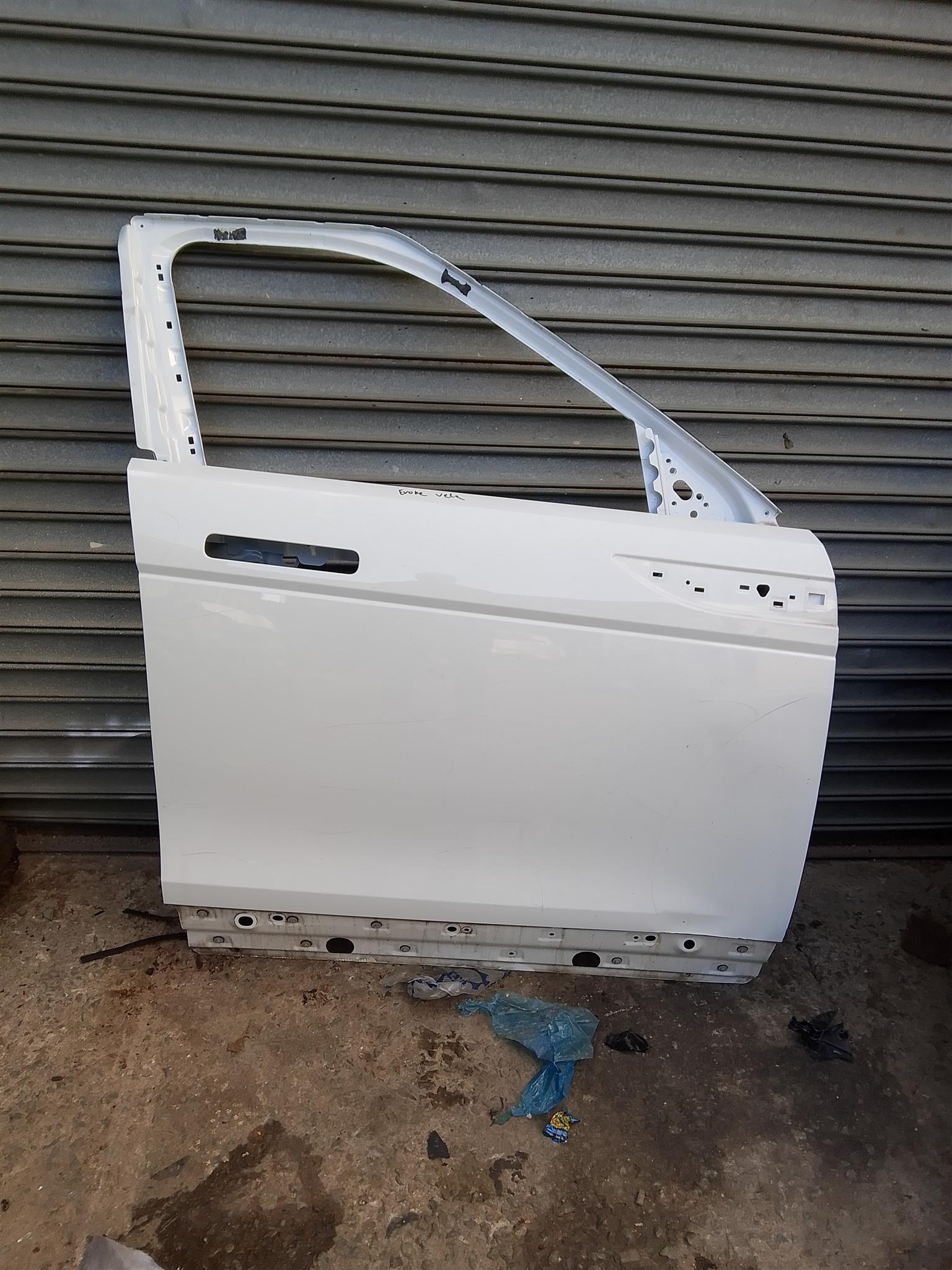 Range rover Vela right front door - Private Seller