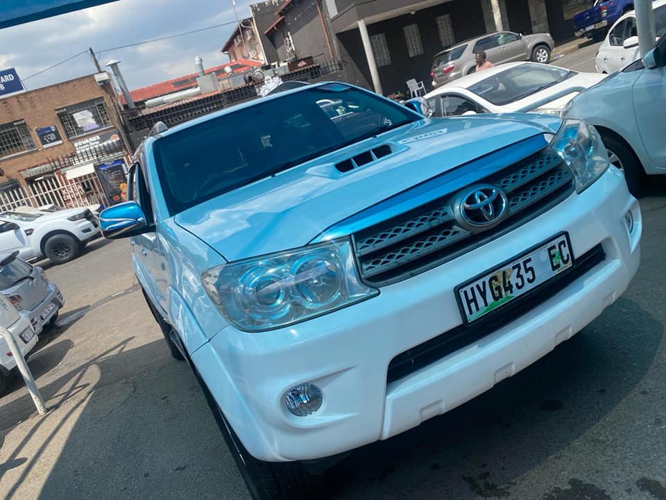 2011 TOYOTA FORTUNER 3.0 4X2 MANUAL