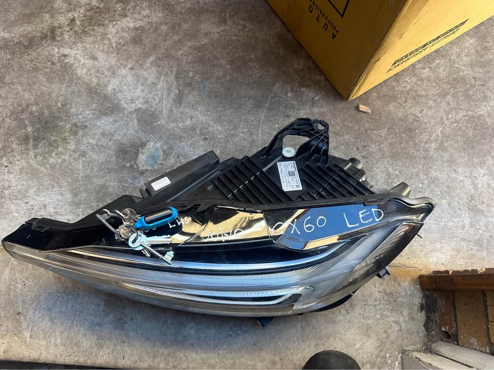 Volvo XC60 Left side Full LED headlight - Private Seller Volvo XC60 Left side Full LED headlight - Private Seller