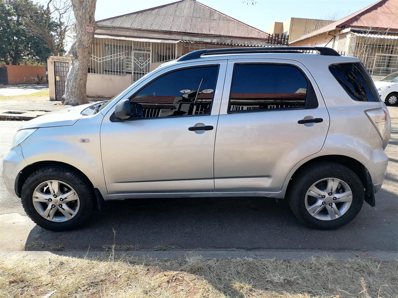 2010 DAIHATSU TERIOS 1.5 MANUAL TRANSMISSION IN EXCELLENT CONDITION