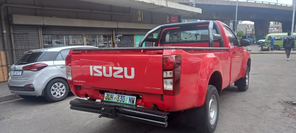 2015 ISUZU KB 250 FLEETSIDE SINGLE CAB, MANUAL TRANSMISSION, RED COLOR