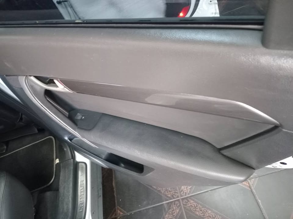 2010 Chevrolet Captiva 2.4 LTZ White, Automatic, Petrol Service book