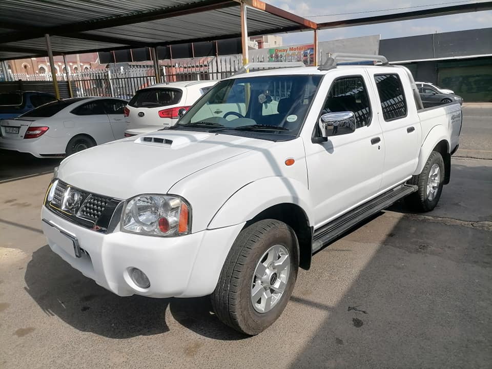 2020 Nissan Np300 Hardbody 2.5 Double Cab 4x4 Bakkie leather seat Service book