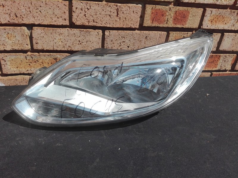 Ford Focus Left side Headlight - Private Seller Ford Focus Left side Headlight - Private Seller