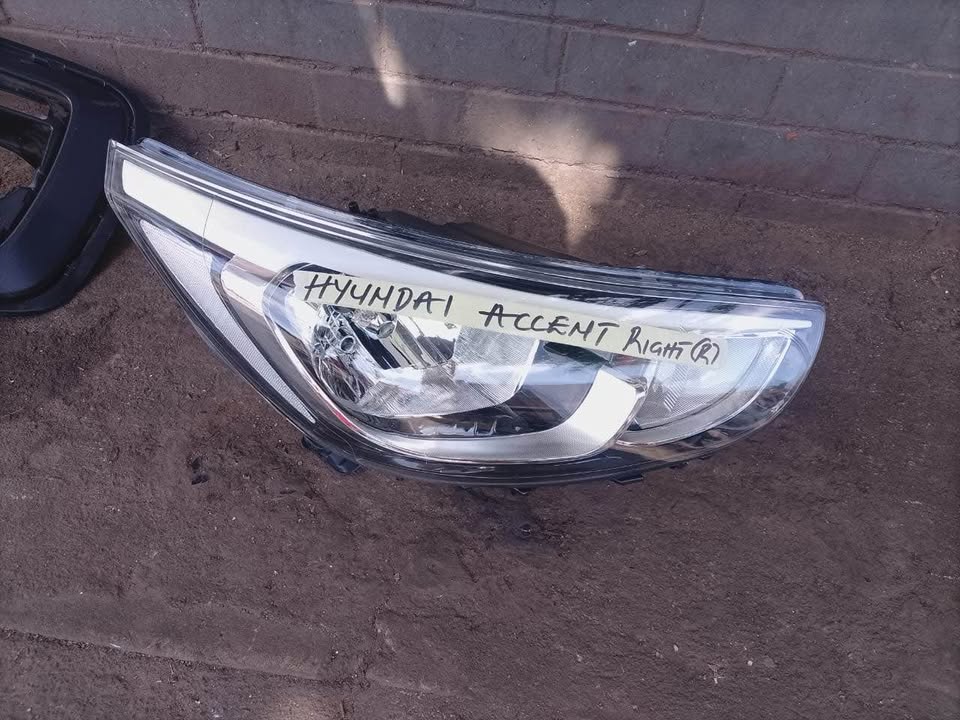 Hyundai Accent Right side Headlight - Private Seller Hyundai Accent Right side Headlight - Private Seller