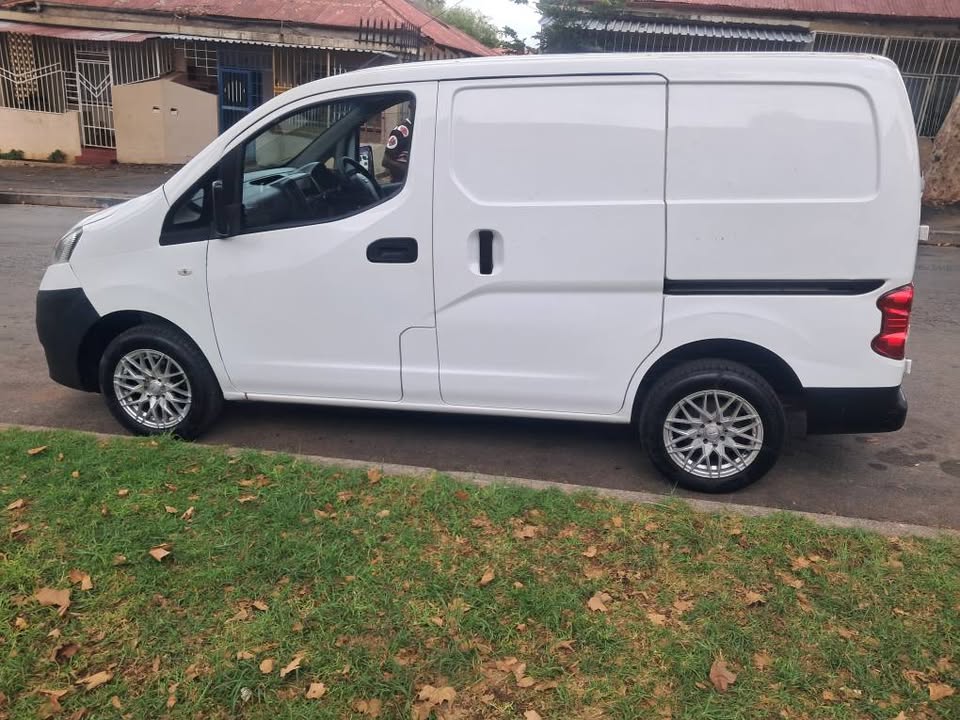 Nissan NV200 1.6i Panel van white 2015 for sale
