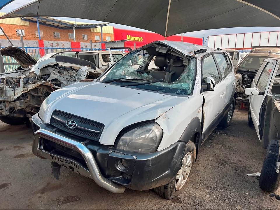 Hyundai Tucson 2.0 Gls STRIPPING FOR PARTS CALL OR WHATSAPP  or - Private Seller
