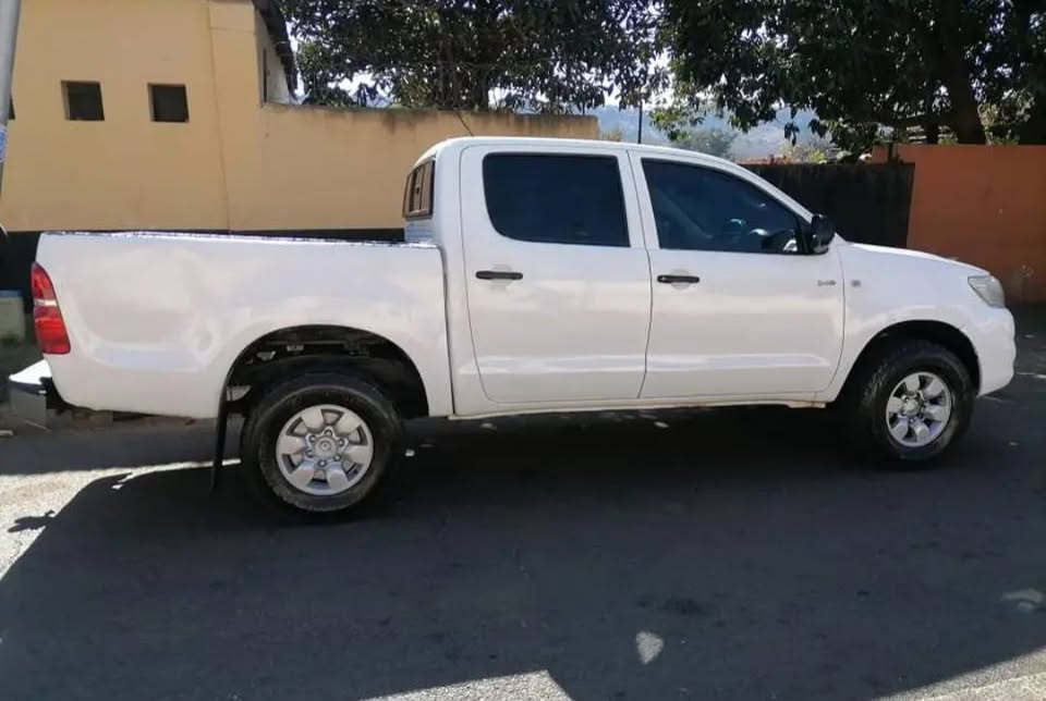 2010 TOYOTA HILUX DOUBLE CAB 2.5 D4D 4X4 MANUAL TRANSMISSION IN EXCELLENT CONDITION