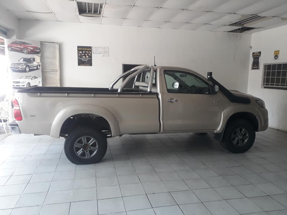 2012 Toyota Hilux 3.0D4D 4x4 LEGEND 45 SINGLE CAB Manual gold color 139000km