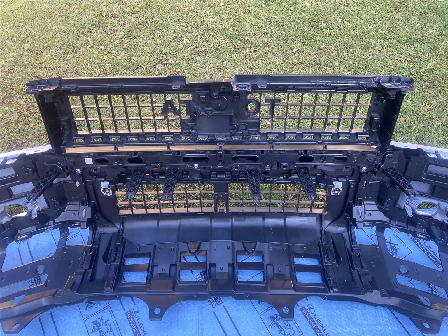 2025 TOYOTA LAND CRUISER PRADO VX-R FRONT BUMPER FOR SALE.IN PRISTINE CONDITION