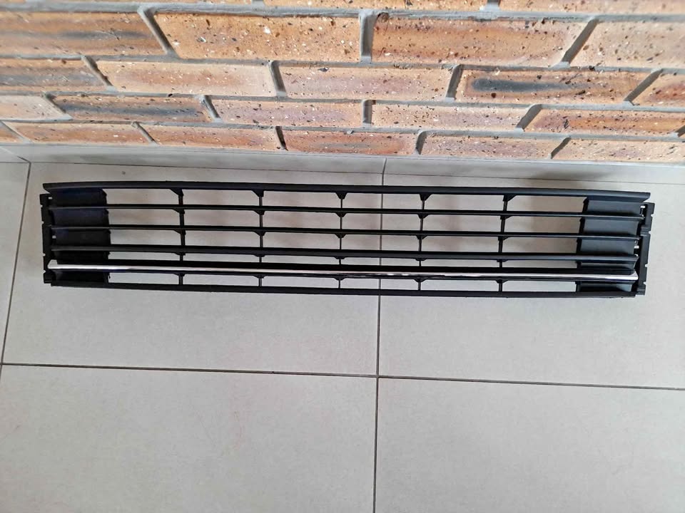 VW POLO SEDAN 16 ON BRAND NEW LOWER CENTER GRILLES WITH CHROME LINE FORSALE R595