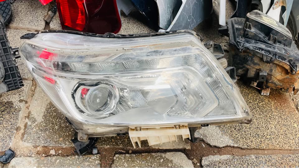 Nissan Navara headlight 2015/20