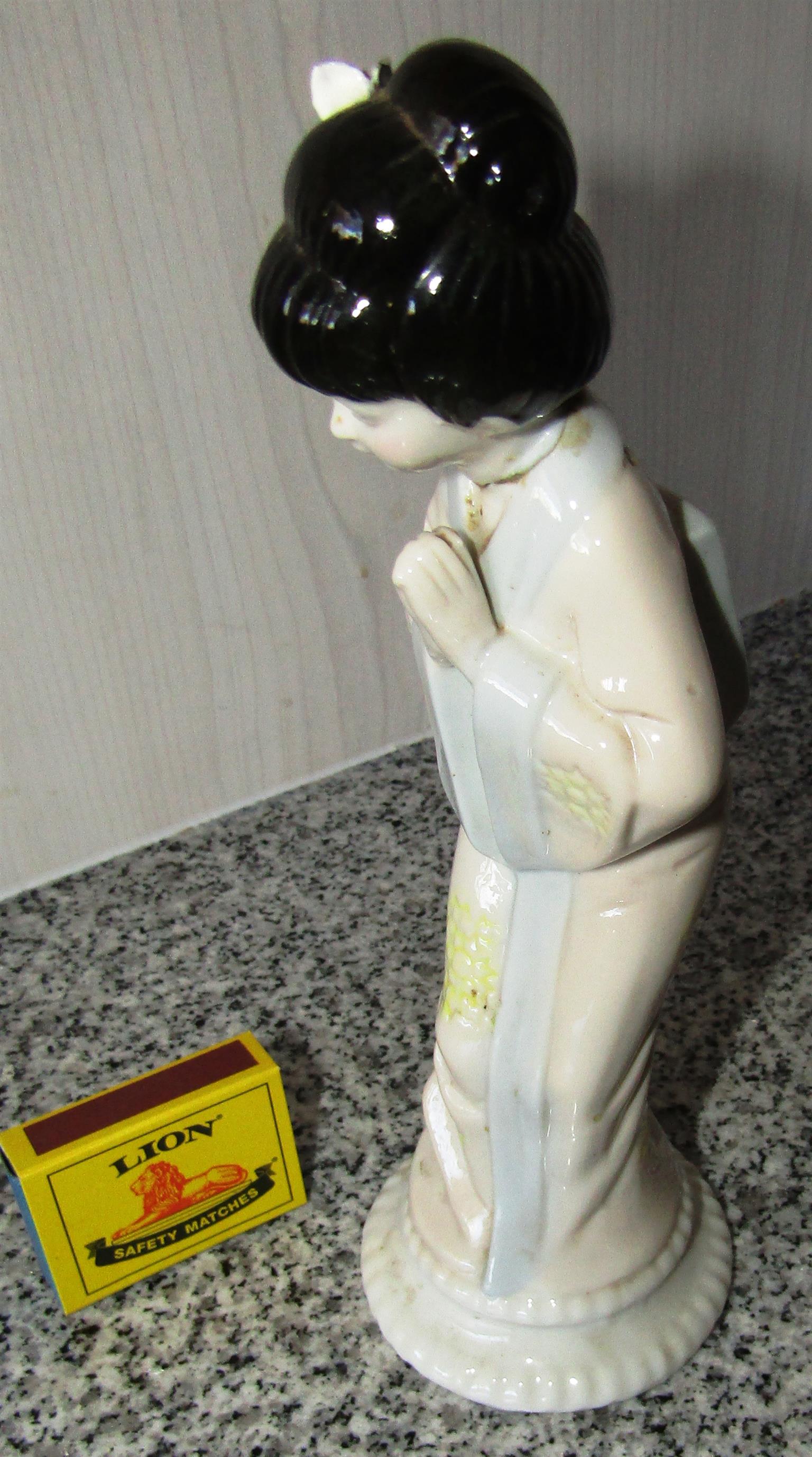 Geisha Porcelain Figurine – flawed Geisha Porcelain Figurine – flawed