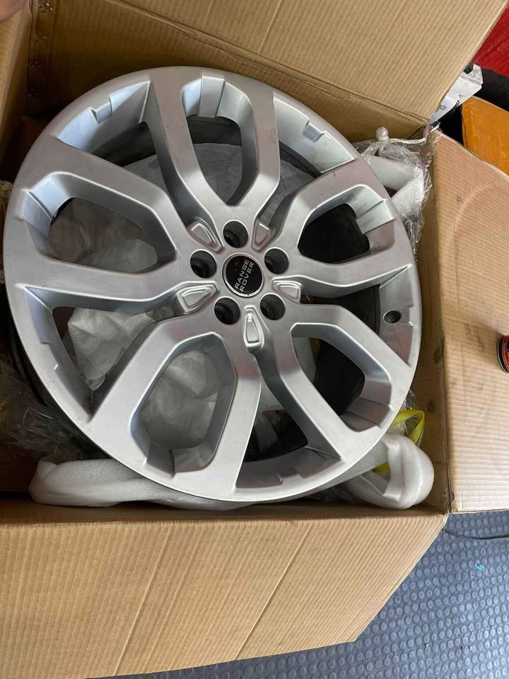 Range Rover Sport, Vogue and Evoque rims size 22 inches - Private Seller Range Rover Sport, Vogue and Evoque rims size 22 inches - Private Seller