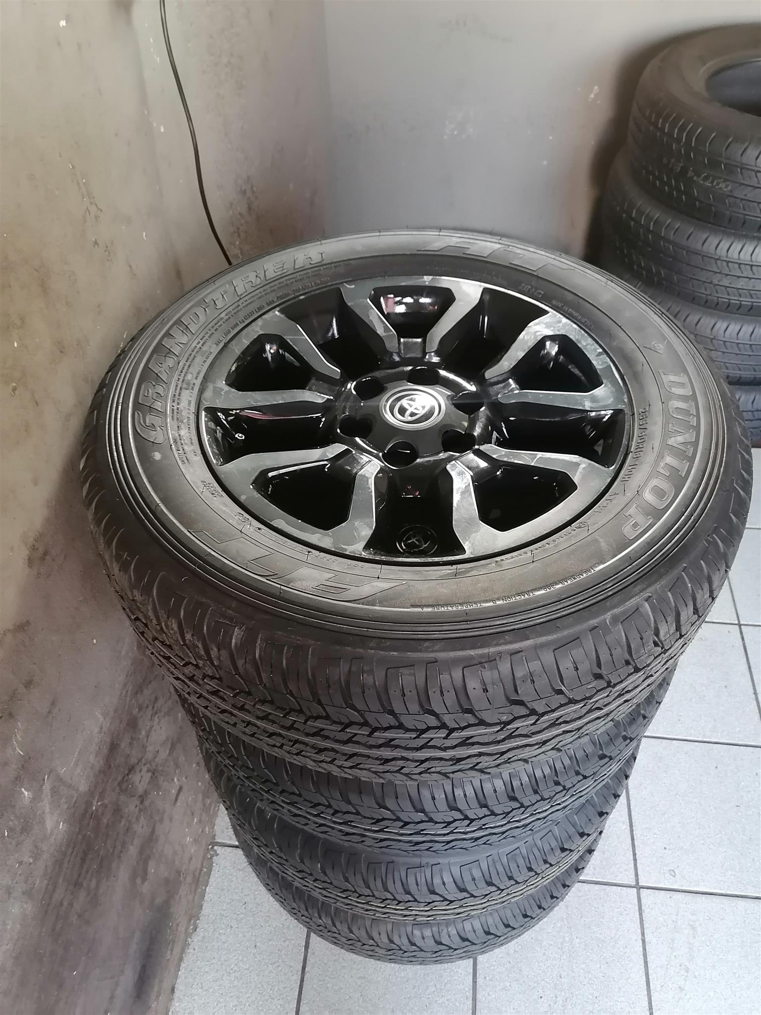 Toyota Legend RS Mag Rims (WITH WHEEL CAPS)