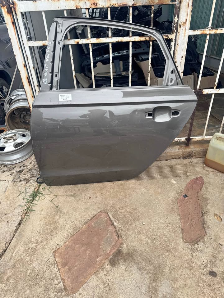 Audi A6 Left Rear Back Door - Private Seller Audi A6 Left Rear Back Door - Private Seller