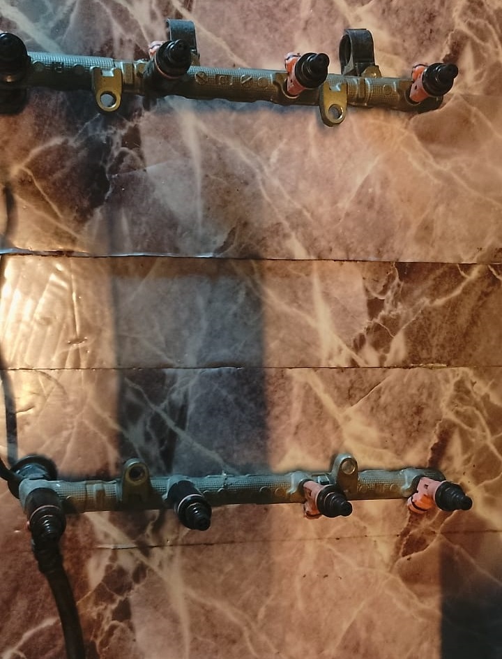 Toyota / Lexus 1UZ-FE Fuel Injectors – Full Rail, OEM, Complete - Private Seller