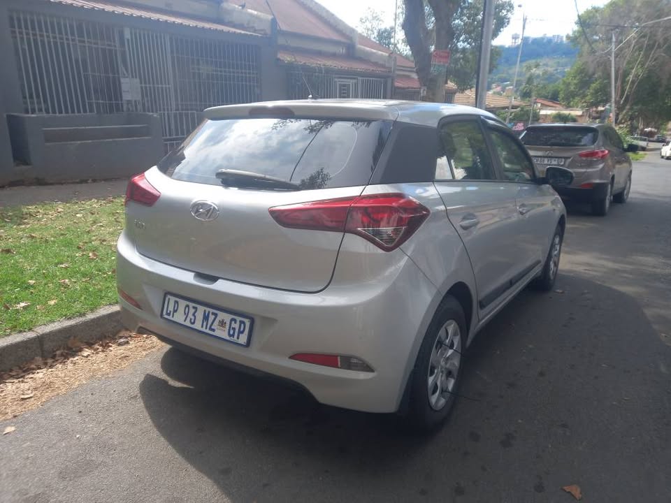 2018 Hyundai i20 Hatchback 1.2 Petrol, Automatic Transmission Color Silver Mileage 104000kms,