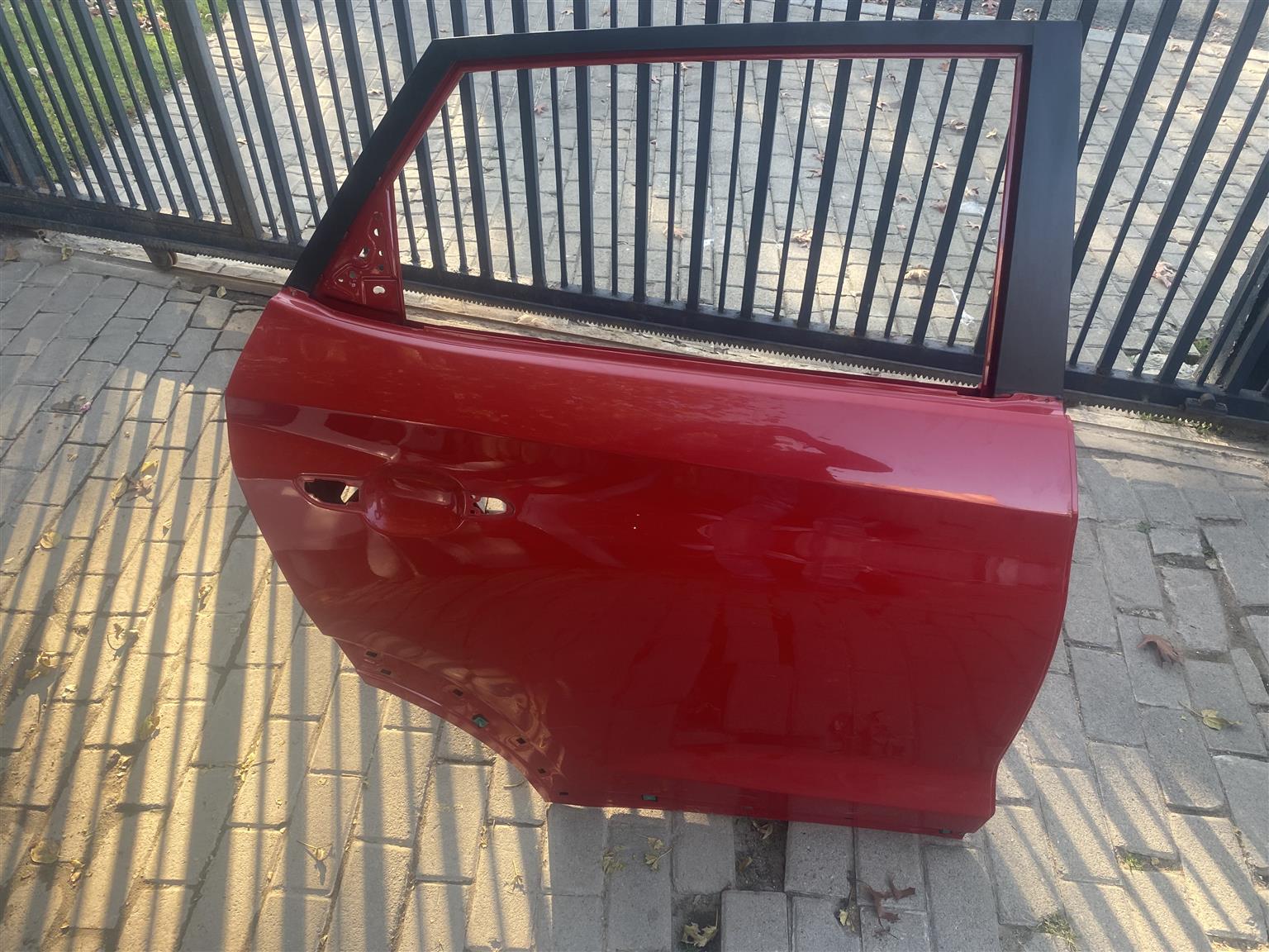2020 HYUNDAI TUCSON RIGHT REAR DOOR SHELL FOR SALE. IN PRISTINE CONDITION - Private Seller