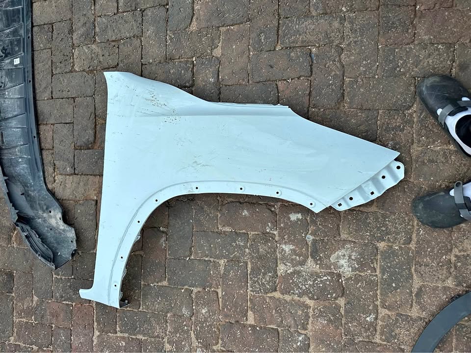 Toyota fortuner gd6 right side fender - Private Seller Toyota fortuner gd6 right side fender - Private Seller