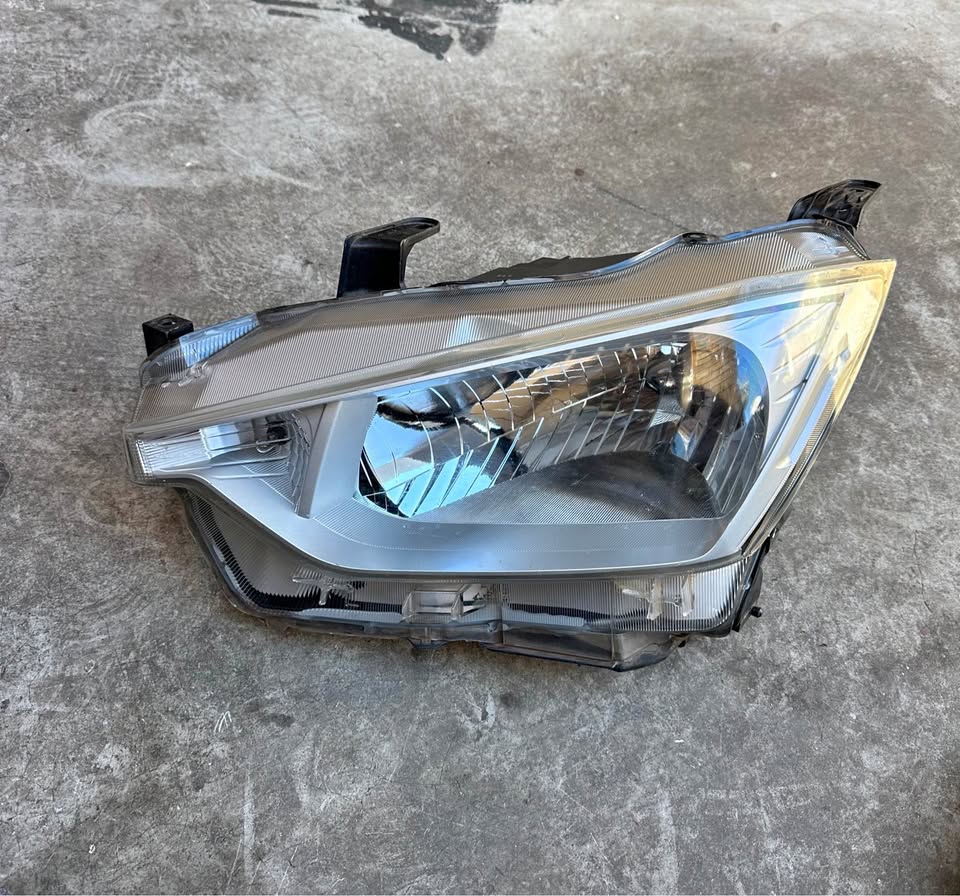 Isuzu Dmax left side headlight - Private Seller Isuzu Dmax left side headlight - Private Seller