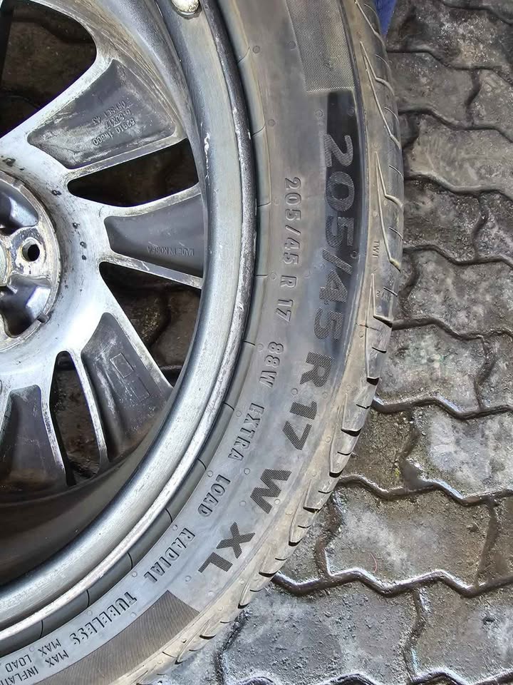 Set of 17 inch original Kia & Hyundai mags 4 X 100 pcd with new tyres
