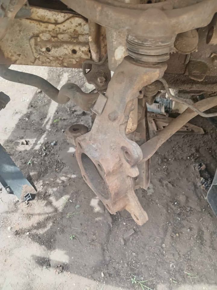 Toyota quantum left front stub axle