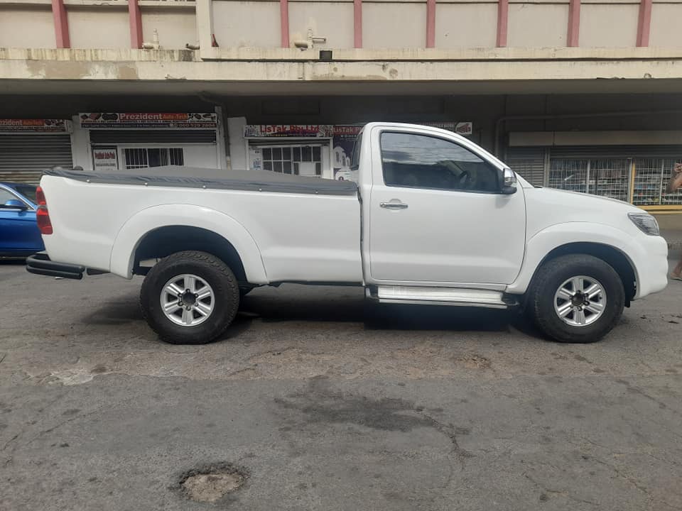 2012 TOYOTA HILUX 2.7 VVTI HIGH RAIDER SINGLE CAB EXCELLENT CONDITION CONTACT LEON ON