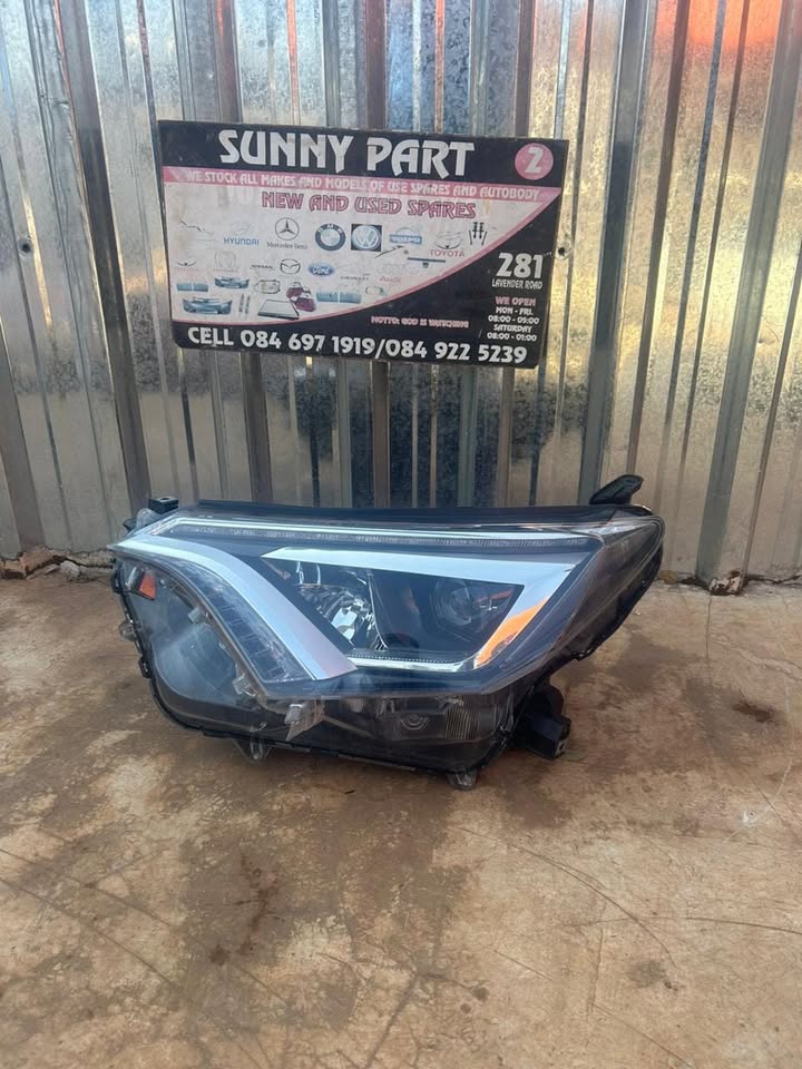 Toyota Rav4 Headlight - Private Seller Toyota Rav4 Headlight - Private Seller