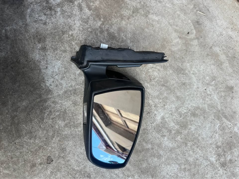 Ford kuga right side mirror with blind sensor - Private Seller Ford kuga right side mirror with blind sensor - Private Seller