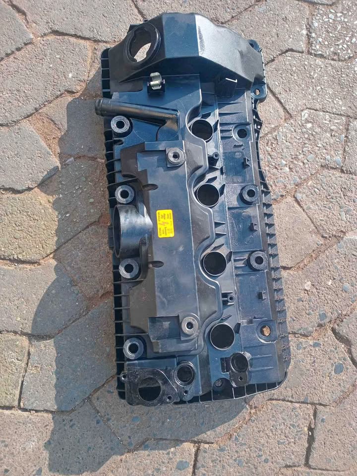 Bmw E 60 cylinder top cover - Private Seller Bmw E 60 cylinder top cover - Private Seller