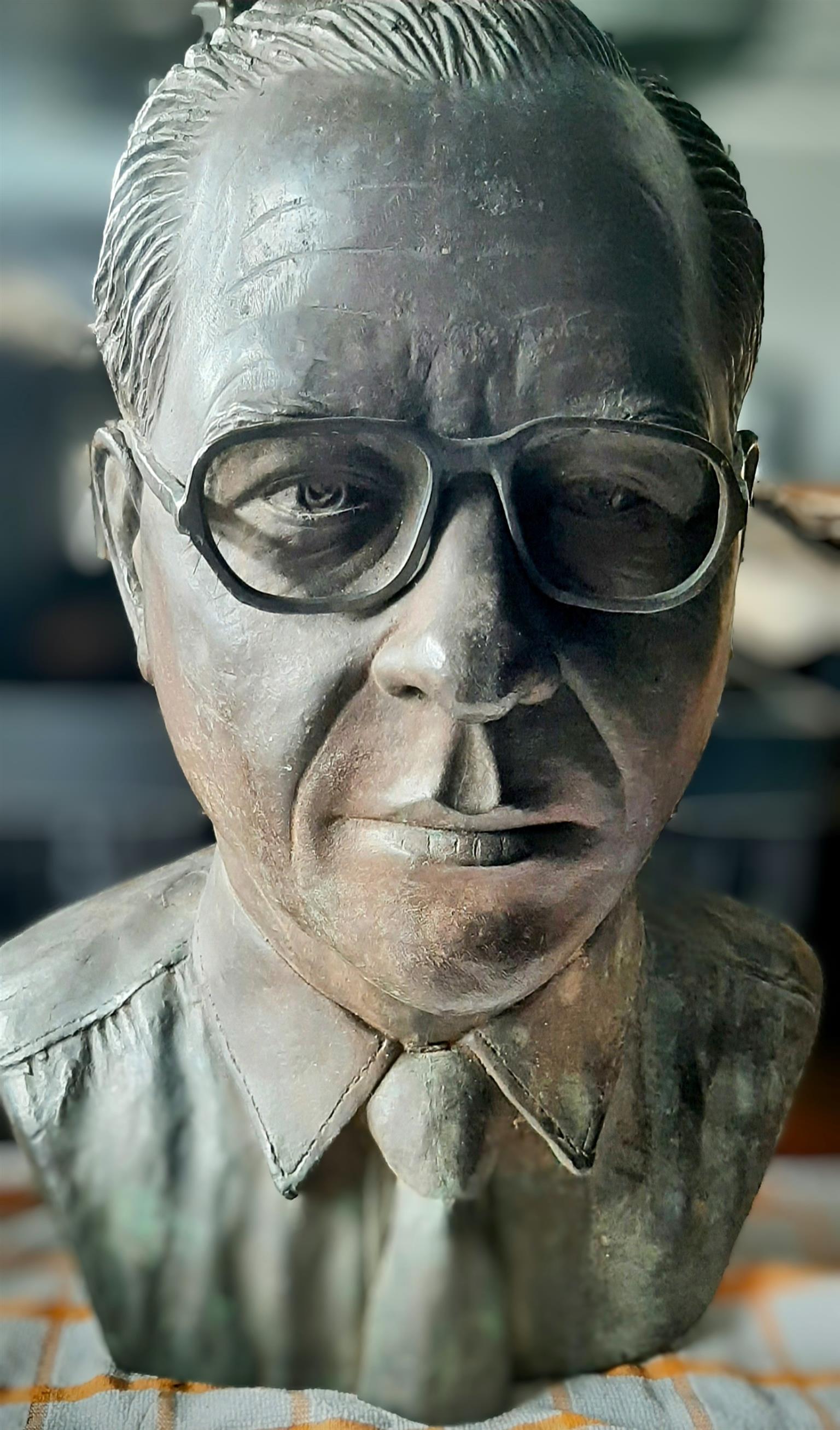 Solid bronze bust Hennie du toit 1985