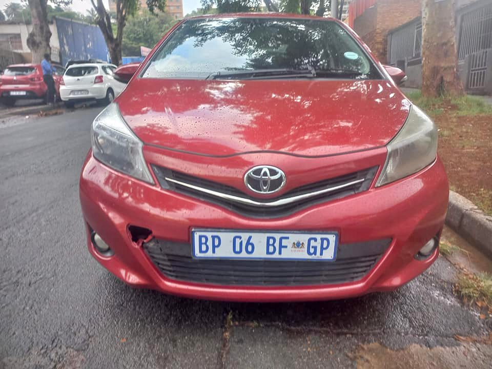 2011 TOYOTA YARIS HATCHBACK 1.3 PETROL, MANUAL, MAROON COLOR