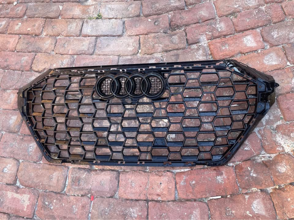 Audi Rs Q3 front bumper grill - Private Seller Audi Rs Q3 front bumper grill - Private Seller