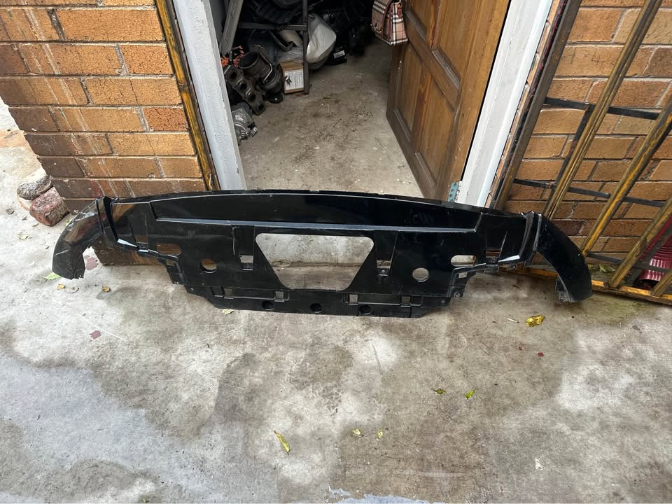 front bumper lower spoiler, skid plate, or trim component for the Land Rover Range Rover Velar (L560 - Private Seller
