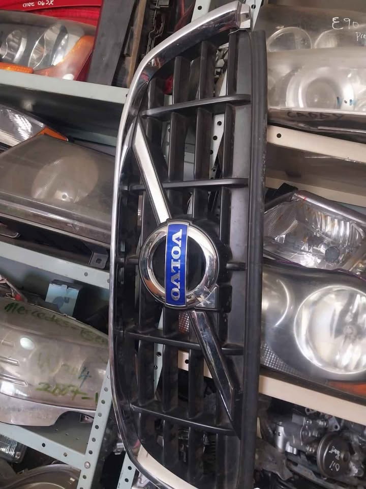 Volvo XC60 2.0T 2012 grill for sale - Private Seller