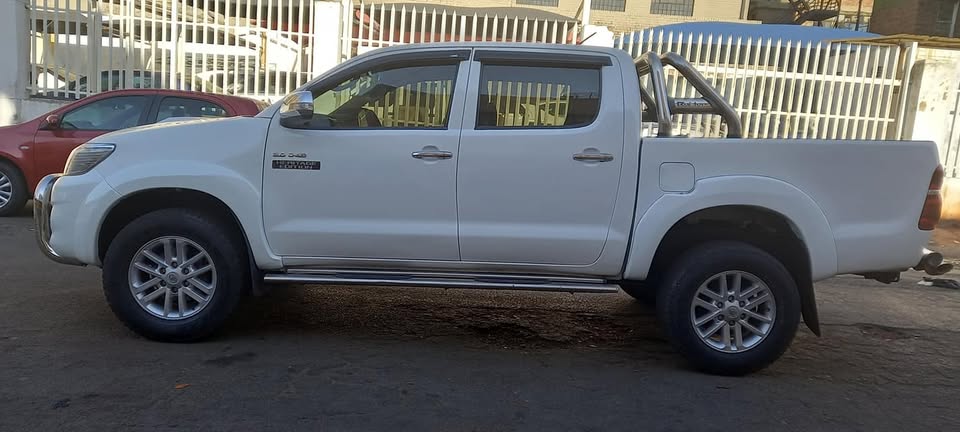 2011 TOYOTA HILUX 3.0D 4D 4×4 , MANUAL, WHITE COLOUR, MILEAGE 93000KMS,