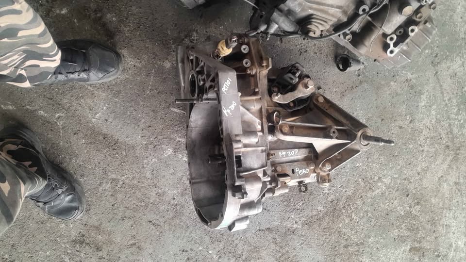 Nissan np200 manual 5 speed petrol gearbox 4 sale - Private Seller