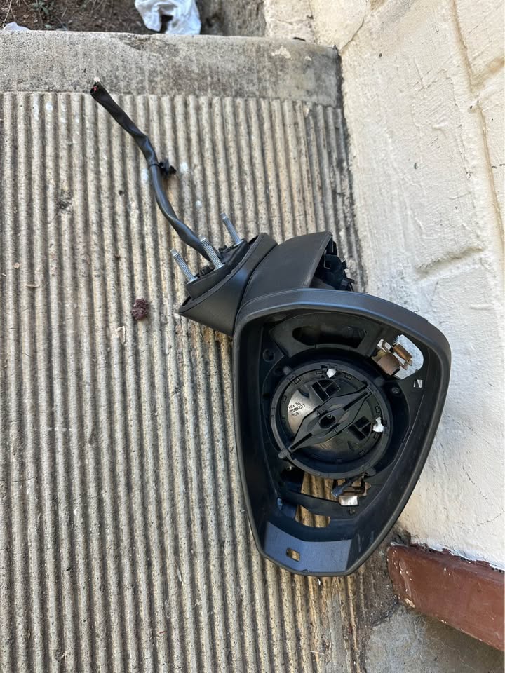 Audi a4 b9 right side mirror shell - Private Seller Audi a4 b9 right side mirror shell - Private Seller