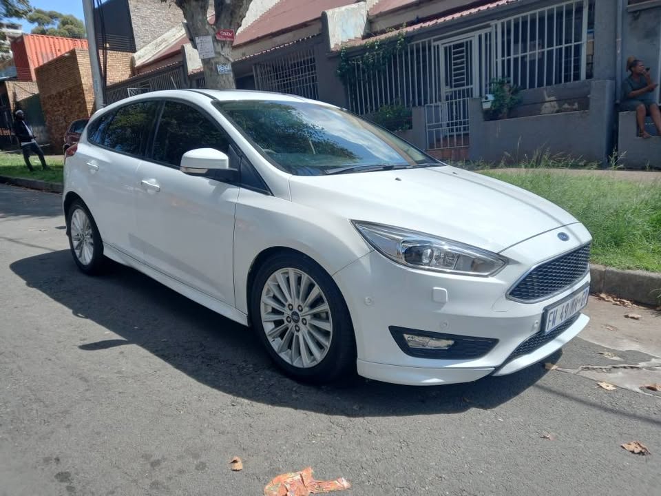 2017 Ford Focus Ecoboost 1.0 Petrol, Automatic, White, 129000kms SERVICE BOOK.