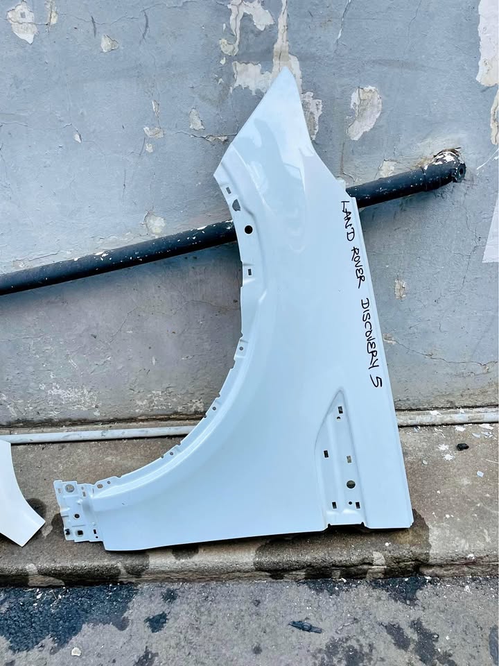 Land Rover Discovery 5 fender - Private Seller Land Rover Discovery 5 fender - Private Seller