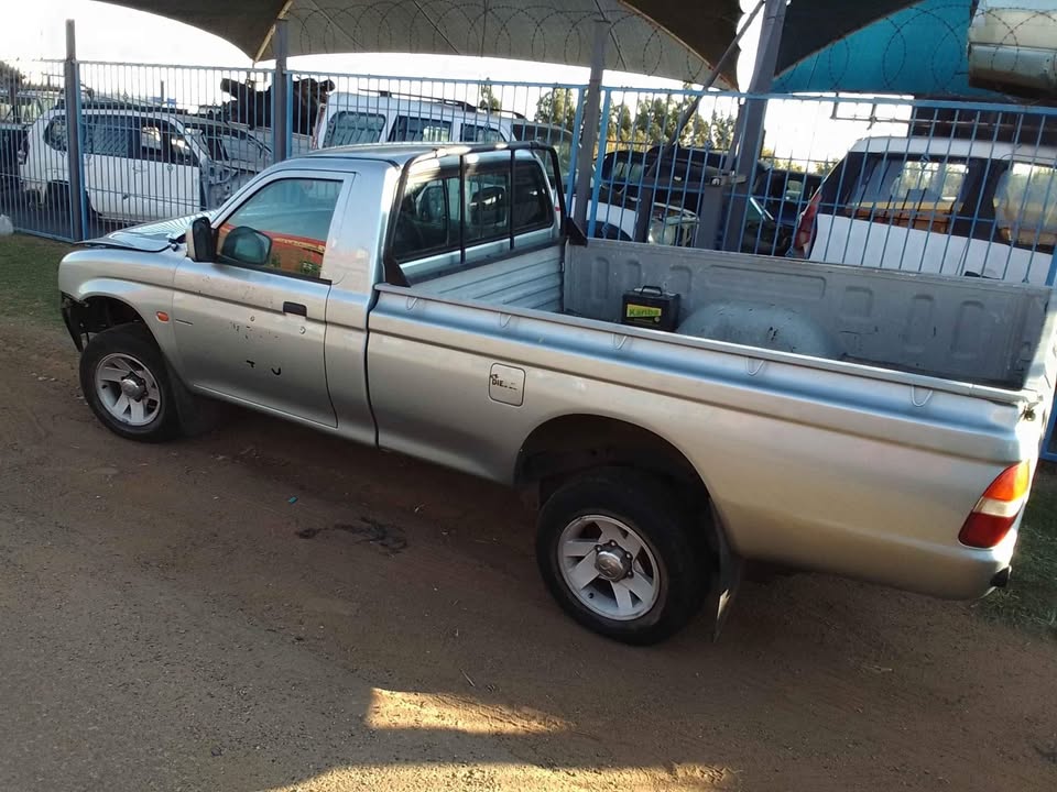2001 Mitsubishi colt 2x4 4m40 non turbo 2800D bakkie stripping for parts engine still running good - Private Seller 2001 Mitsubishi colt 2x4 4m40 non turbo 2800D bakkie stripping for parts engine still running good - Private Seller